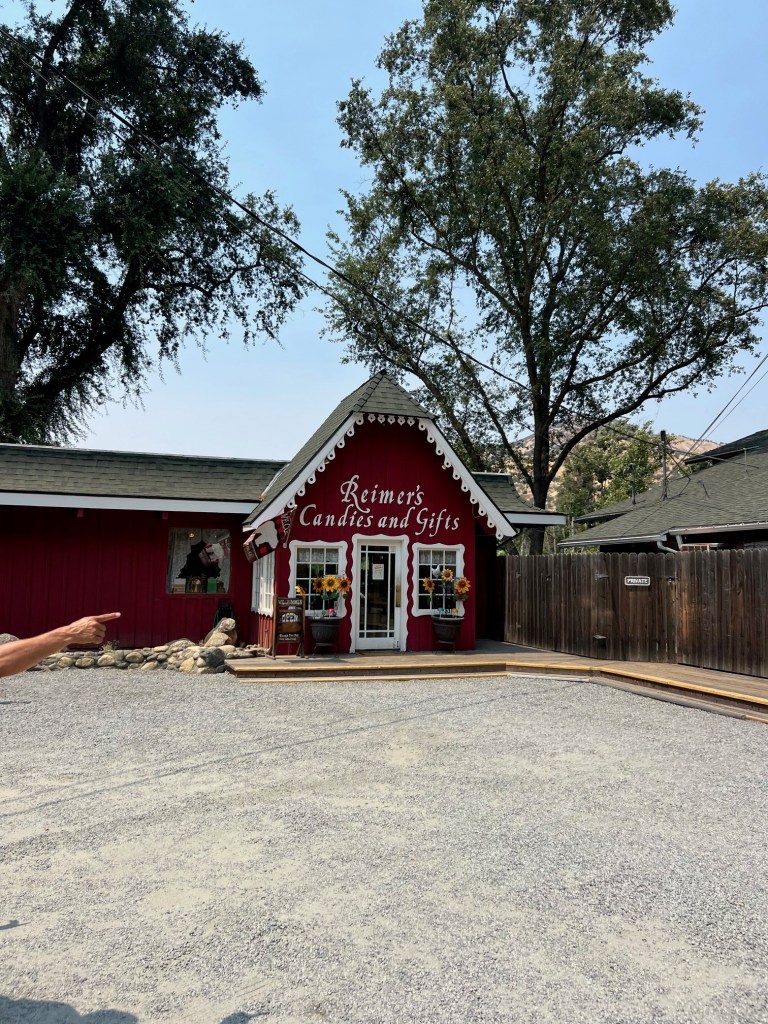 An ice cream shop in Three Rivers California