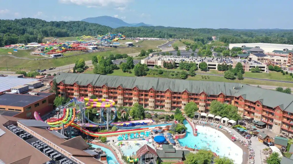There are many Pigeon Forge hotels with water parks