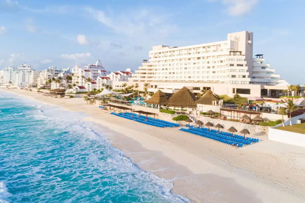 A beach in front of one of the cheapest all-inclusive resorts in Cancun